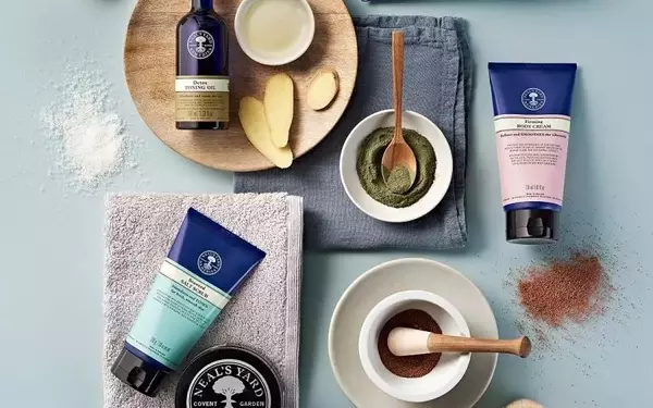 6 Travel Essentials for Glowing Skin and Comfort