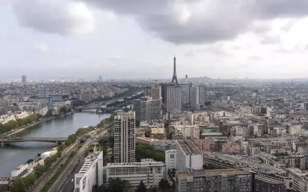 French Bond Market Surges Amidst Investor Confidence and Political Challenges