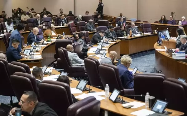 Chicago Faces Fiscal Uncertainty as $830 Million Bond Issue Looms