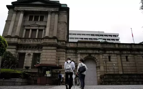 Japan's Central Bank Faces Bond Market Dilemma Amidst Tapering Debate