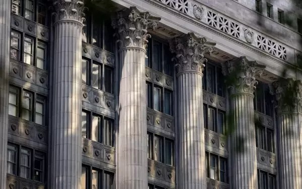 Chicago's Financial Precipice: Can Bond Vigilantes Restore Fiscal Responsibility?