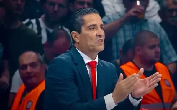 Crvena Zvezda Considering Dismissal of Head Coach Ioannis Sfairopoulos Amidst Disappointing Start to Season
