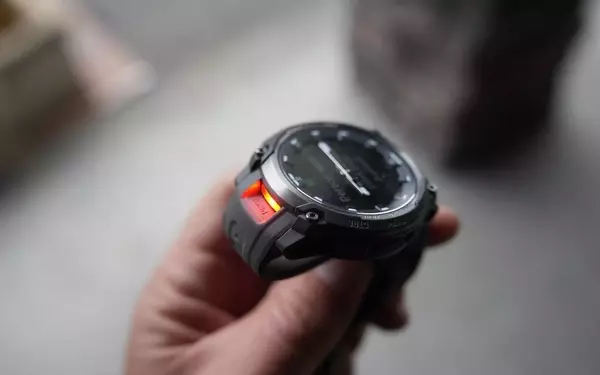 Garmin Instinct Crossover AMOLED: Long Battery Life and Analog Aesthetics