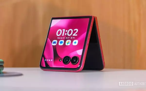 Significant Price Reduction on Motorola Razr Plus 2025 in Pink