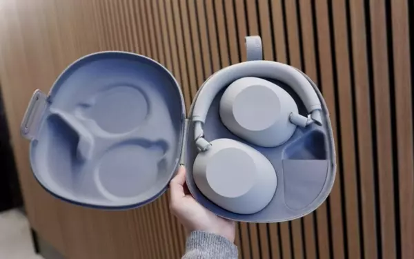 Sony WH-1000XM6 Headphones vs. Bose QuietComfort Ultra: A Comprehensive Comparison