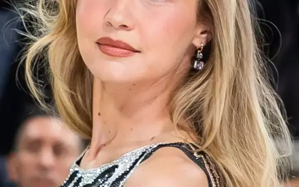 Achieve a Flawless Velvety Complexion with the Suede Skin Trend