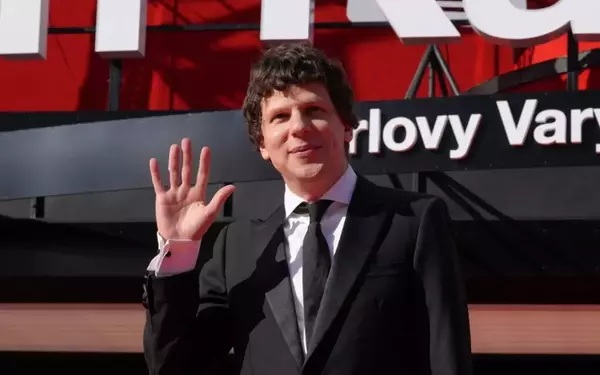 Jesse Eisenberg's Disassociation with Mark Zuckerberg and Social Media
