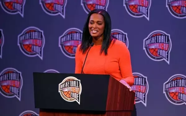 LA Sparks Overhaul Front Office, Eye Swin Cash for GM Role