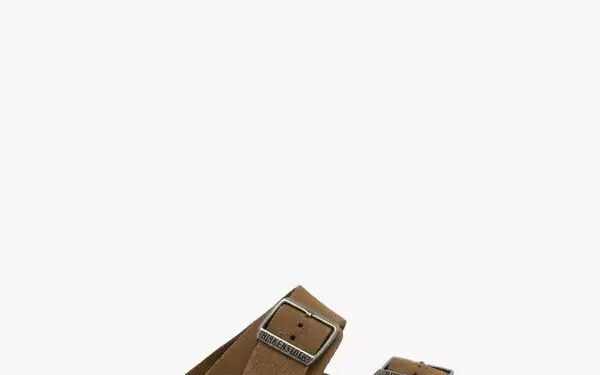 Effortless Summer Style: Birkenstock Arizona and Baggy Jeans Combination