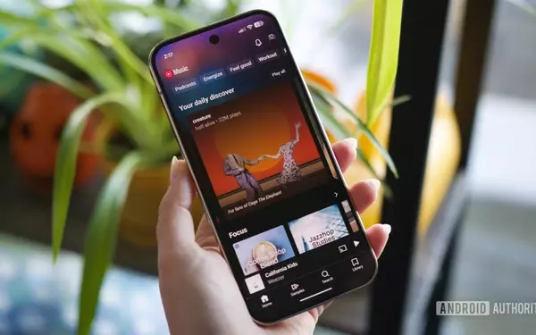 YouTube Music Explores Full-Screen Album Art Feature