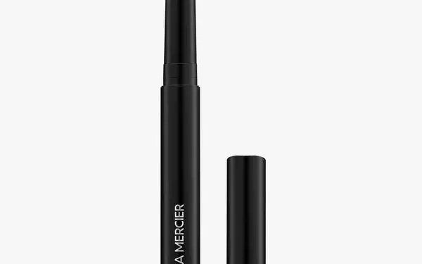 Enhancing Blue Eyes: Expert Makeup Techniques and Product Recommendations