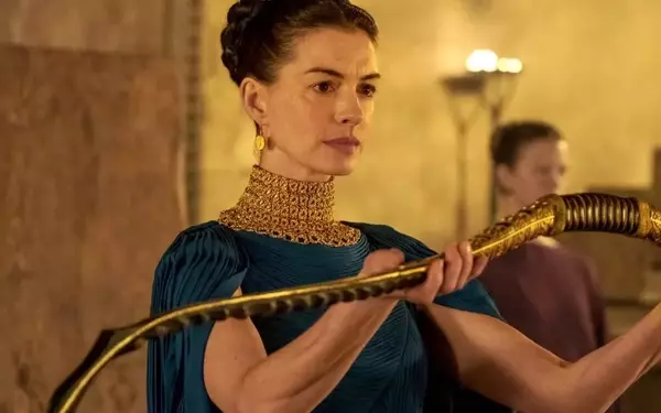 Anne Hathaway's Oscar Campaign Dilemma for 'The Odyssey'