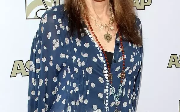 Carly Simon Reveals Parkinson's and Skin Cancer Diagnoses, Releases New Album