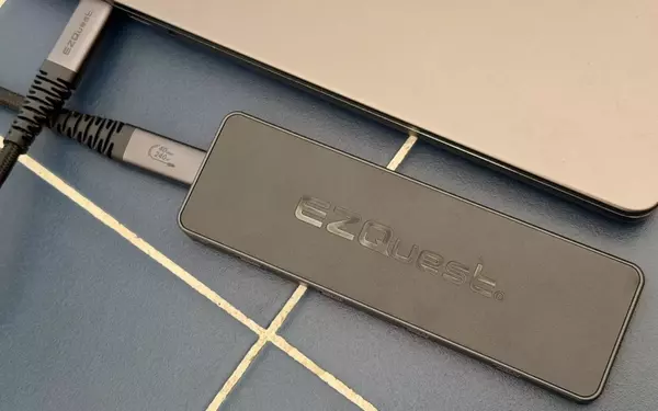 EZQuest Pro Series USB 4 Dual Display 8-in-1 Hub: A Compact Powerhouse for Connectivity