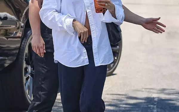Celebrity-Inspired Button-Up Shirt Styling: From Casual Chic to Modern Elegance