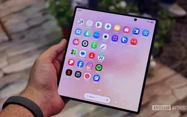 Samsung's Foldable Displays: The Reality of 'Creaseless' Screens After a Week's Use
