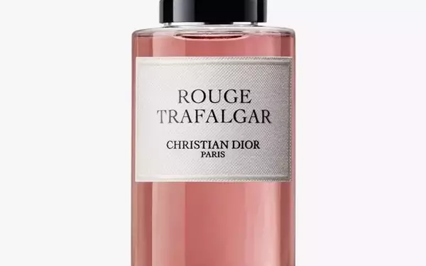 The Allure of Modern Fruity Perfumes: A Guide to Chic Scents