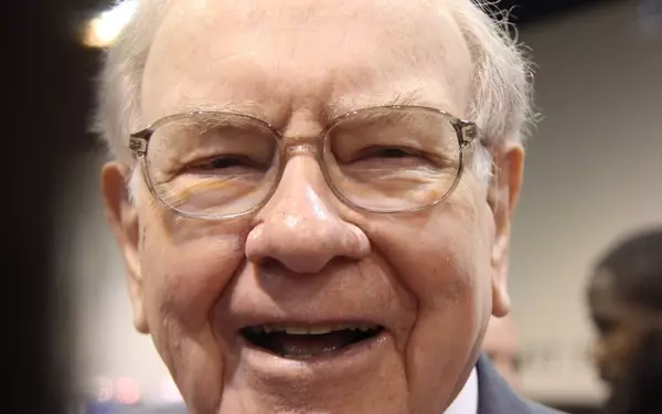 Berkshire Hathaway's Prudent Approach to Investment in an Overvalued Market
