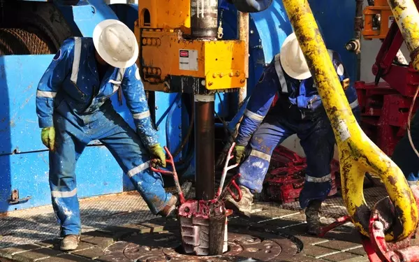 Chevron vs. ExxonMobil: Analyzing Dividend Growth for Long-Term Investors