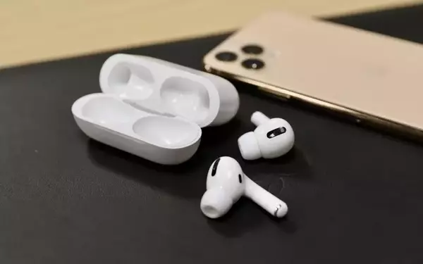 Camera-Equipped AirPods Nearing Release, Could Enhance AI Interactions