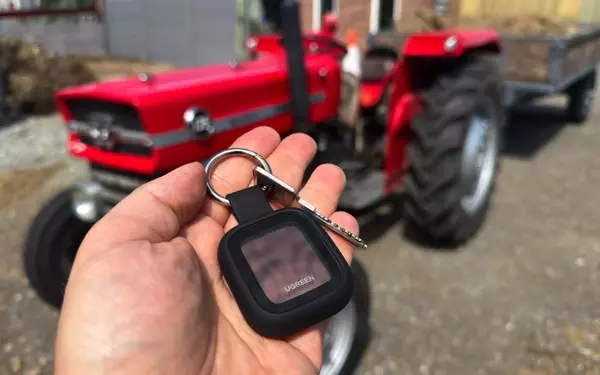 Ugreen Finder Pro: A Solar-Powered AirTag Alternative with Apple Watch Aesthetics