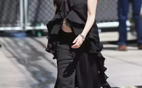 Anne Hathaway Debuts Baby Bump on Jimmy Kimmel Live Amid 'Fake Pregnancy' Rumors