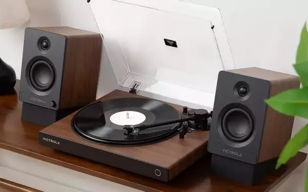 Victrola's Wave Turntable Bridges Analog and Digital Audio