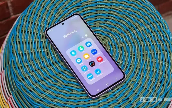 Samsung Galaxy Folder Glitch Disrupts Home Screen Organization
