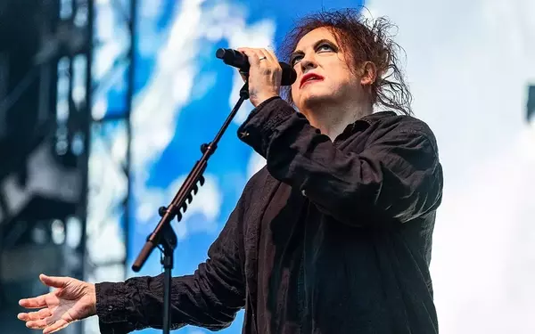 The Cure's Moving Performance at Øyafestivalen: A Nostalgic Journey with Robert Smith