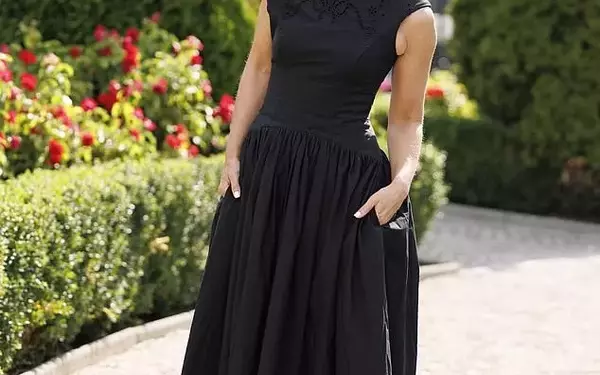 Kathryn Thomas Embraces 90s TV Vibe for Rose of Tralee