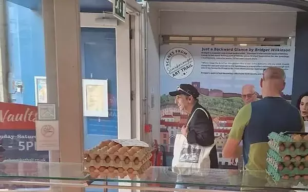 Rock Icon Alice Cooper Surprises Shoppers in Scarborough Before Hollywood Vampires Performance