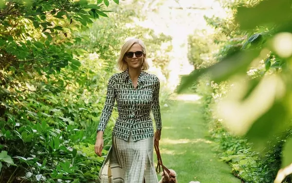 Tory Burch's Canine Companions: A Tale of Two Poodles