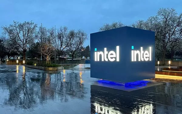 Intel's Stock Dips Below Offering Price Amidst AI-Driven Expansion