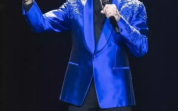 Barry Manilow's Vegas Show Canceled After Health Issues
