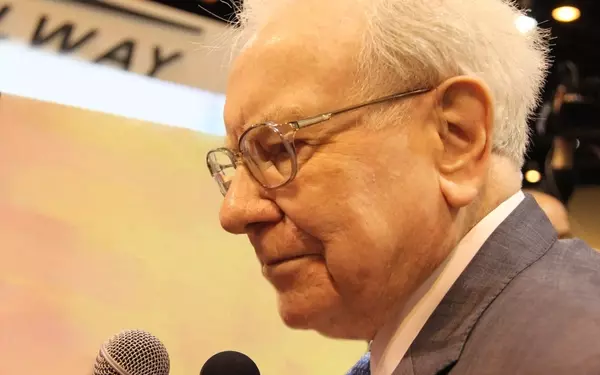 Warren Buffett's Crucial Investment Advice Amidst AI Market Concerns