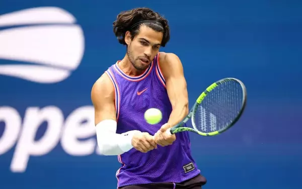 Carlos Alcaraz's Distinctive Style on the Tennis Court