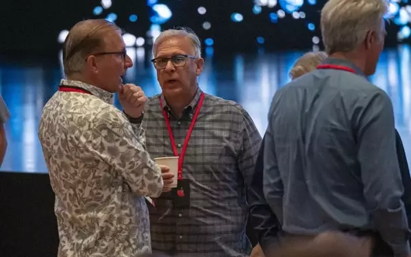 Key Apple Executives Depart Amidst CEO Transition