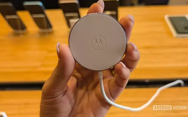 Motorola Unveils Innovative Magnetic Wireless Charger with Integrated Stand