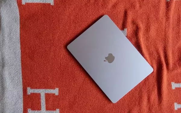 Apple to Introduce New MacBook Model with OLED Display, Bridging Air and Pro Lines