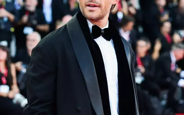 The Allure of the 'Heartthrob Fringe': Venice Film Festival's Hottest Hair Trend