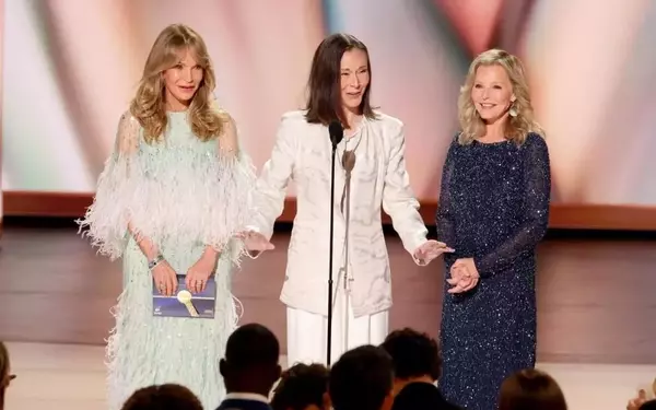 Original 'Charlie's Angels' Actresses Reunite at Emmys, Pay Tribute to Farrah Fawcett