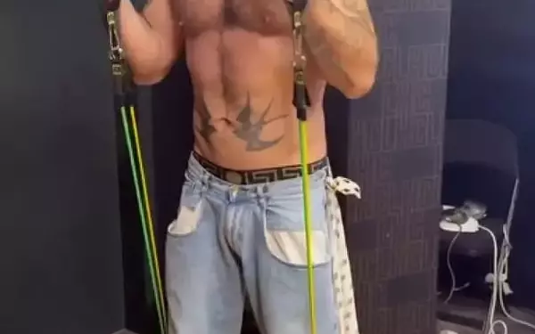 Robbie Williams Showcases 'Man of Steel' Physique, Daughter Teddy Steps into Spotlight