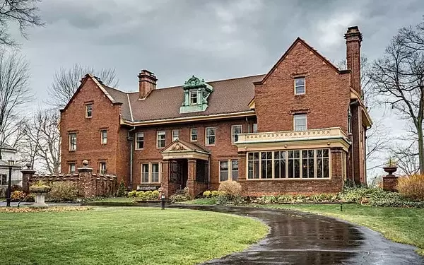 Celebrity Couple's Fence Plans Rejected by Ohio Village Planners Amidst Neighborhood Dispute
