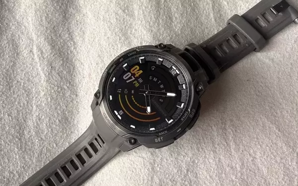 Garmin Instinct Crossover AMOLED: A Fusion of Traditional Aesthetics and Modern Functionality
