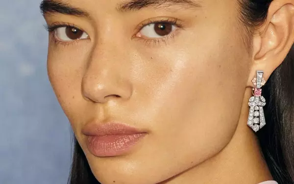 De Beers Unveils 'Vibrations' Collection at London Fashion Week, Highlighting Innovative Cabochon Cut and Ethical Sourcing