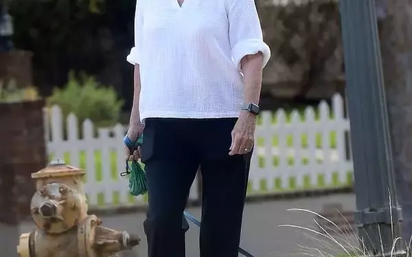 Iconic '90s TV Matriarch Spotted in Rare Public Appearance