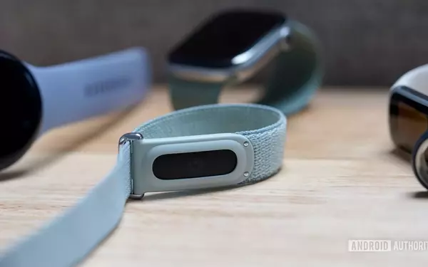 Apple Eyes Screenless Fitness Tracker Market, Challenging Google and WHOOP