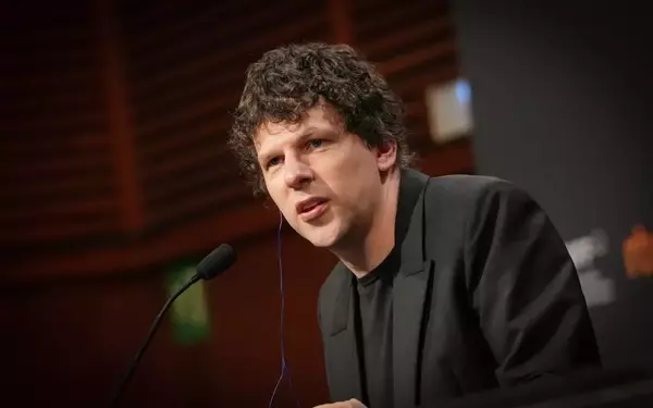 Jesse Eisenberg on 'The Debut' and the Transformative Power of Community Theater