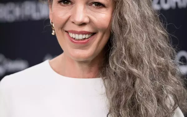 The Allure of Silver Strands: Olivia Colman's Latest Style Statement