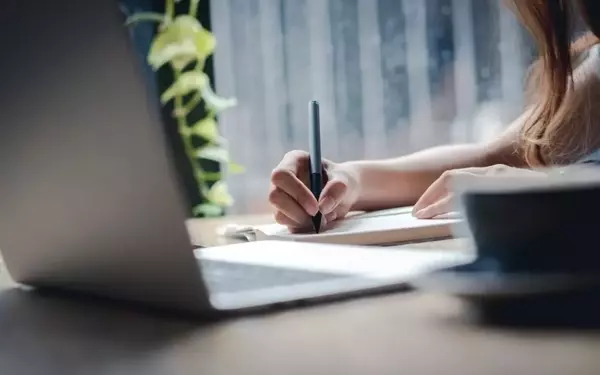 Identifying AI-Generated Writing: Uncovering the Quirks of Language Models